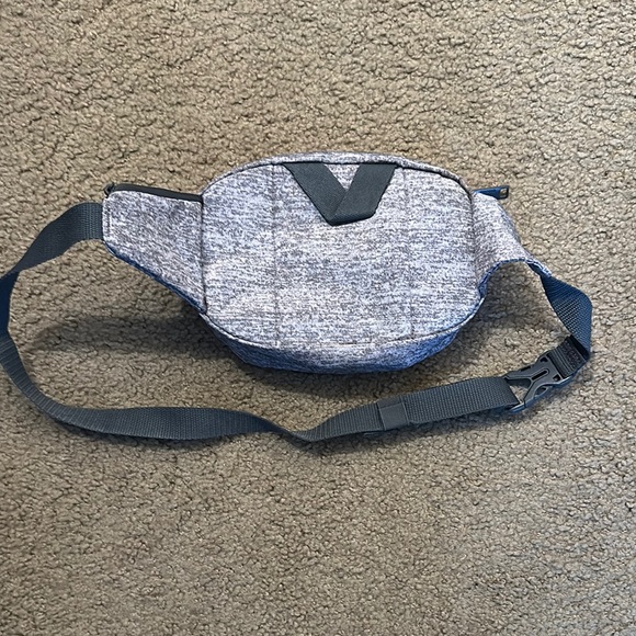Adidas Gray Belt Bag Fanny Pack Crossbody Gold Logo Adjustable Strap One Size - Picture 2 of 6